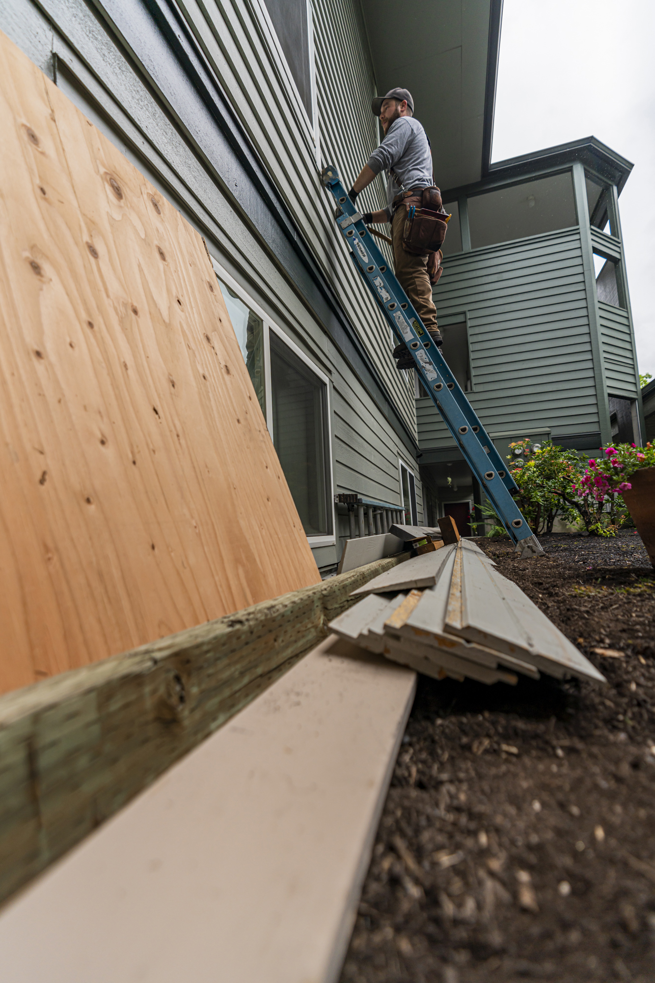 RR7 Repairing siding
